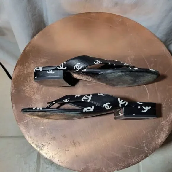 Chanel Black&White CC Logo
Women's Flip Flops/Sandals (Size 8) - Picture 4 of 4